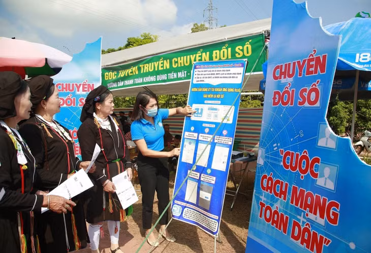 Cán bộ BHXH huyện Tiên Yên tuyên truyền cho người dân về các tiện ích của chuyển đổi số trong lĩnh vực BHXH.
