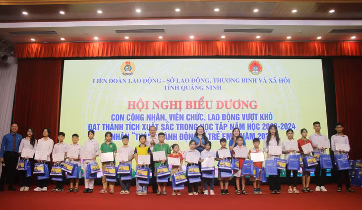 Đại diện lãnh đạo Liên đoàn Lao động tỉnh, Sở Lao động - Thương binh và Xã hội, nhà tài trợ trao tặng quà cho học sinh vượt khó học giỏi.