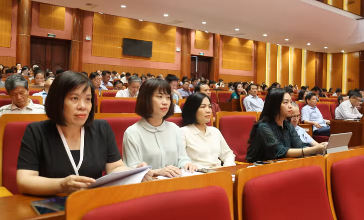 Các cán bộ, đảng viên nghe thông báo nhanh kết quả Hội nghị lần thứ 9 BCH Trung ương Đảng khóa XIII.