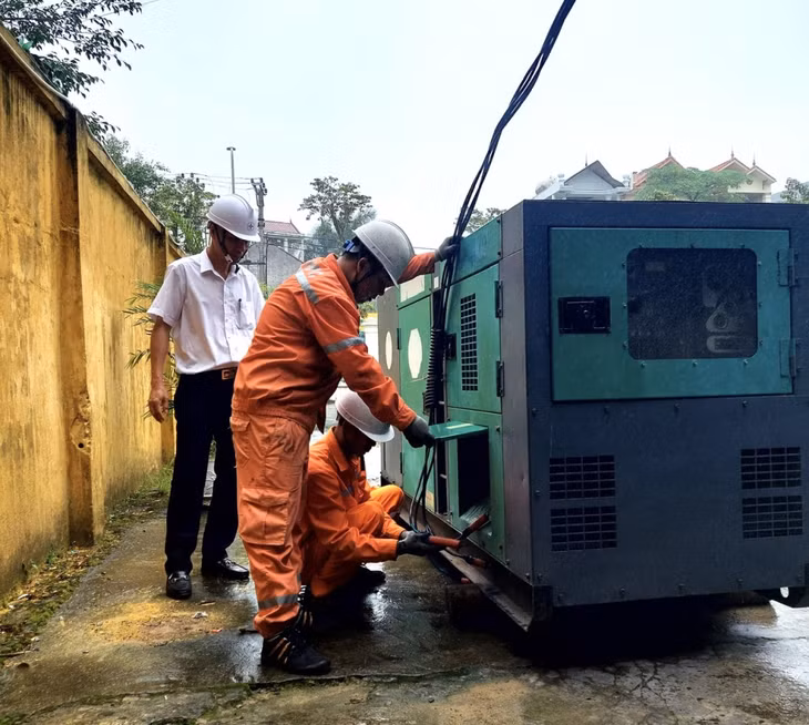 Công nhân Điện lực TP Móng Cái chuẩn bị vật tư thiết bị, lắp đặt, vận hành máy phát điện đảm bảo cấp điện cho điểm thi.