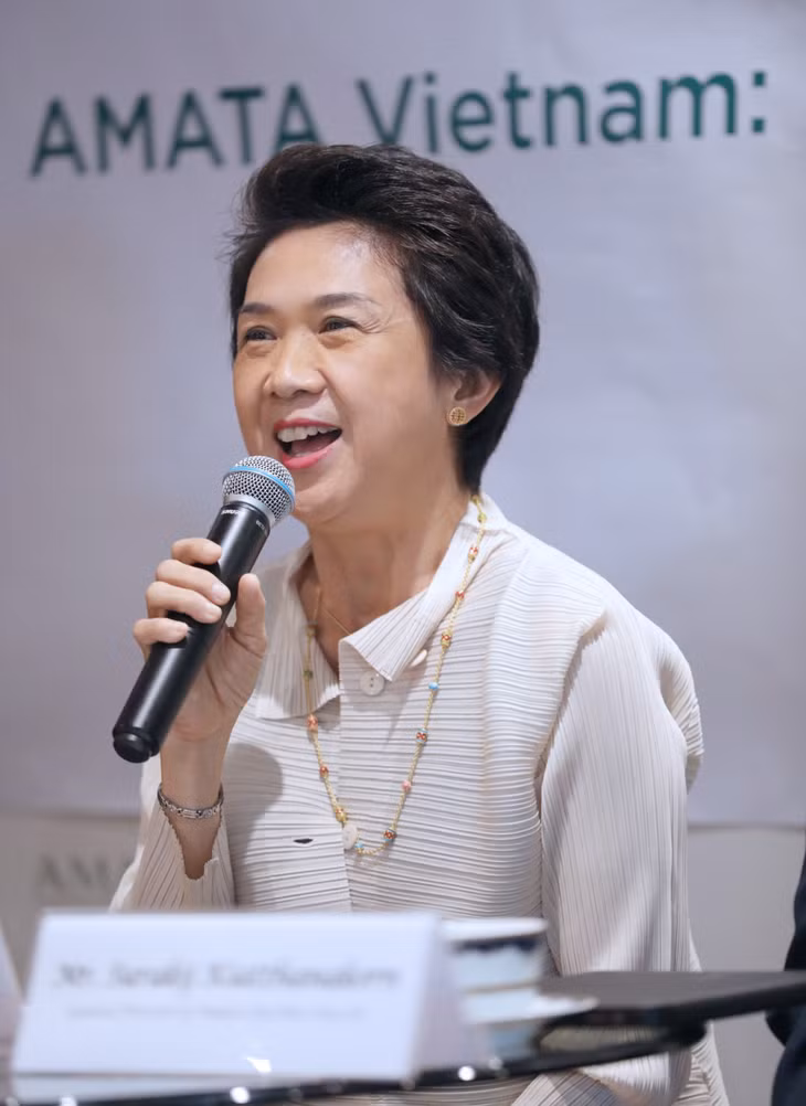 Bà Somhatai Panichewa, CEO kiêm Giám đốc điều hành Công ty Cổ phần Đại chúng AMATA VN phát biểu tại buổi họp báo (Ảnh: Amata)