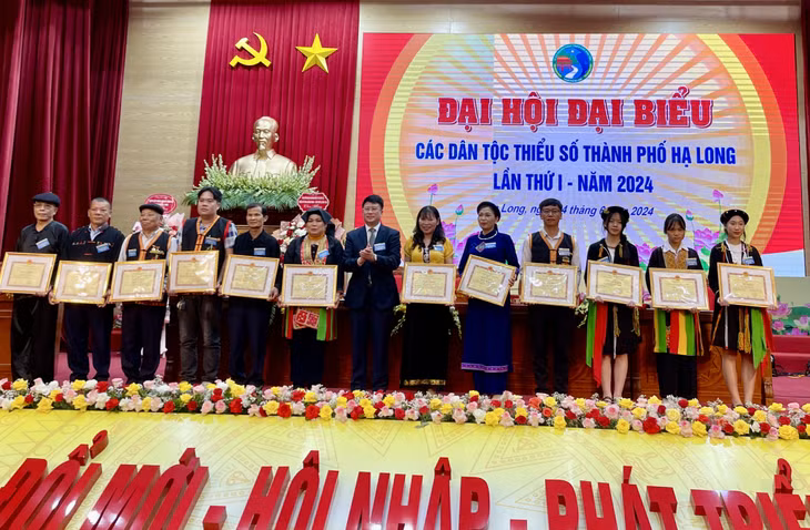 Nhiều tập thể, cá nhân có thành tích xuất sắc trong công tác dân tộc, thực hiện chính sách dân tộc trên địa bàn thành phố giai đoạn 2019 - 2024 được biểu dương, khen thưởng tại Đại hội.