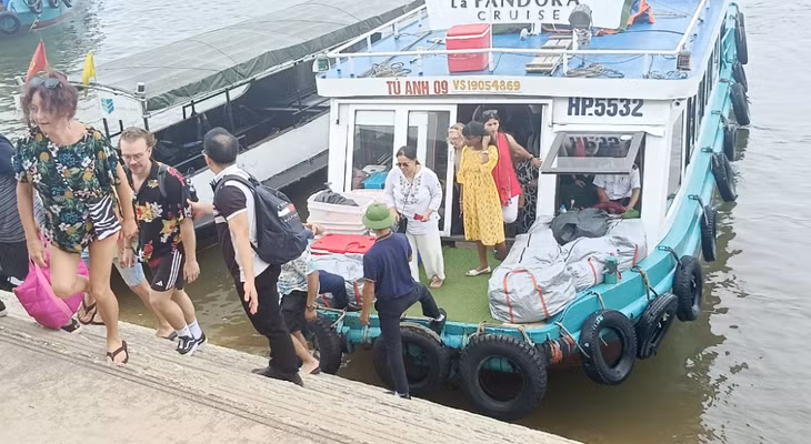 Mỗi năm có hàng trăm nghìn du khách đi Cát Bà theo hình thức chuyển tải qua Vịnh Hạ Long.