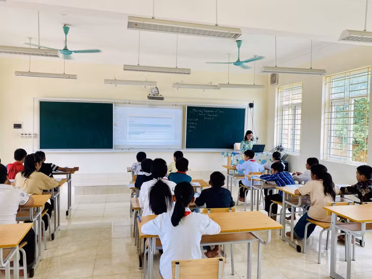 Một tiết học tiếng Anh của cô và trò Trường TH&amp;THCS Kỳ Thượng, xã Kỳ Thượng.