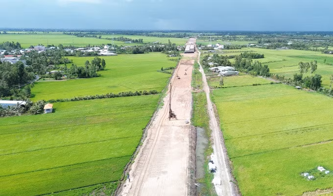 Cao tốc Hậu Giang - Cà Mau, đoạn qua ấp 9, xã Vị Thắng, huyện Vị Thủy, đã được đắp nền cát.Ảnh: An Bình