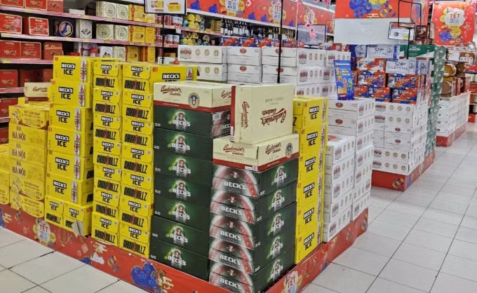 Sản phẩm bia được bày bán tại siêu thị hồi tháng 2. Ảnh: Phương Dung