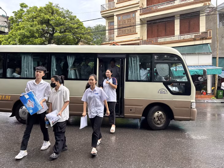 Huyện Tiên Yên bố trí xe đưa đón các thí sinh nhà xa điểm thi đến trường thi, đảm bảo không thí sinh nào không thể dự thi vì điều kiện thời tiết cực đoan.