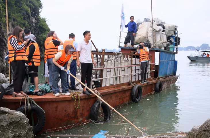 Sau một khoảng thời gian làm việc tích cực, phao xốp, rác thải nhựa ở khu vực hòn Dầm Bắc - vùng lõm "hút" rác dồn về theo con nước trong vùng lõi vịnh Hạ Long đã cơ bản được thu gom, đưa về bờ xử lý.