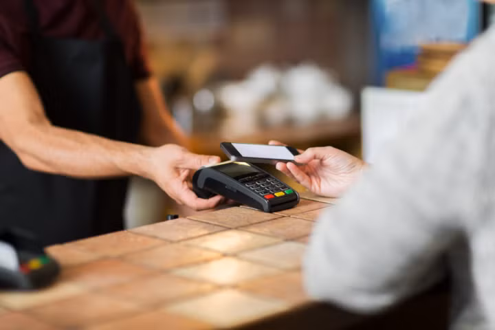 Ứng dụng dễ nhận ra nhất của fintech là thanh toán phi tiền mặt. (Ảnh minh họa: Shutterstock)