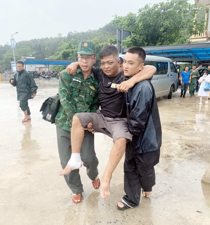 Quân y Đồn Biên phòng Ngọc Vừng hỗ trợ sơ cứu nạn nhân. (Ảnh Đồn Biên phòng Ngọc Vừng cung cấp)