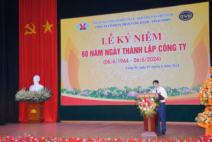 Ông Phạm Văn Minh, Bí thư Đảng ủy, Giám đốc Công ty CP Than Vàng Danh - Vinacomin, đọc diễn văn kỷ niệm 60 năm xây dựng và phát triển Công ty CP Than Vàng Danh.