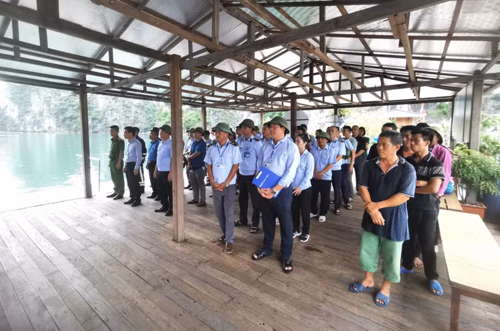 Lực lượng tham gia thực tập phương án PCCC, PCTT - TKCN, đảm bảo an toàn vệ sinh lao động và ứng phó sự cố tràn dầu trên vịnh Hạ Long năm 2024.