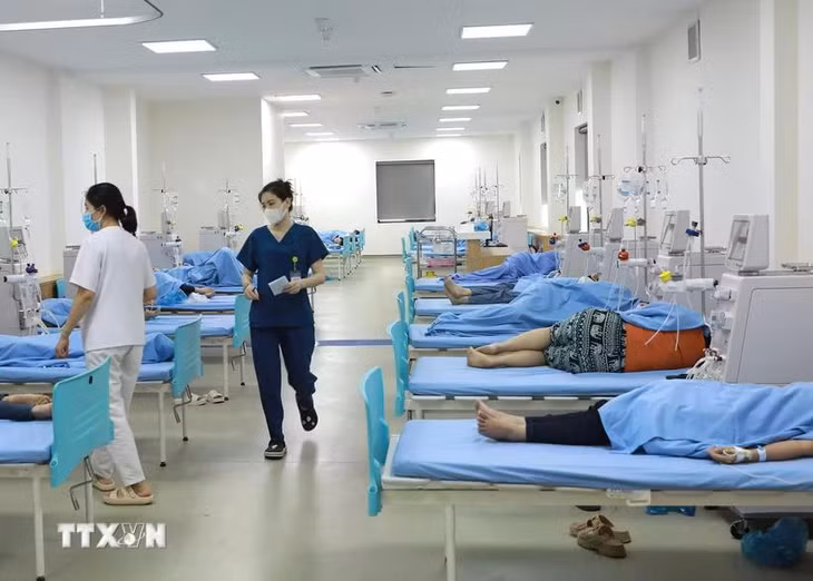 Các công nhân nhập viện ngày 14/5/2024 do một vụ ngộ độc thực phẩm, được điều trị tại Bệnh viện Hữu nghị Lạc Việt. (Ảnh: Hoàng Hùng/TTXVN)