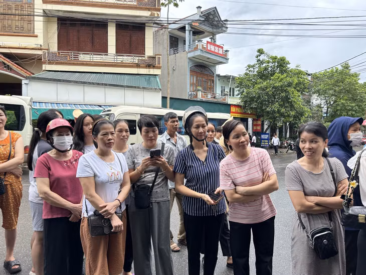 Nhiều bậc phụ huynh trên địa bàn huyện Tiên Yên đứng chờ, mong ngóng con em phía ngoài khu vực trường thi.