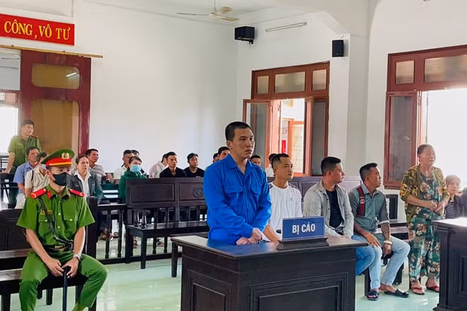 Bị cáo Lê Minh Khoa bị TAND tỉnh Phú Yên tuyên phạt tù chung thân về tội Giết người. Ảnh: Thế Minh