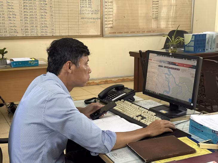 Cán bộ quản lý Công ty CP Vận tải Quảng Ninh theo dõi hành trình của phương tiện trên phần mềm.