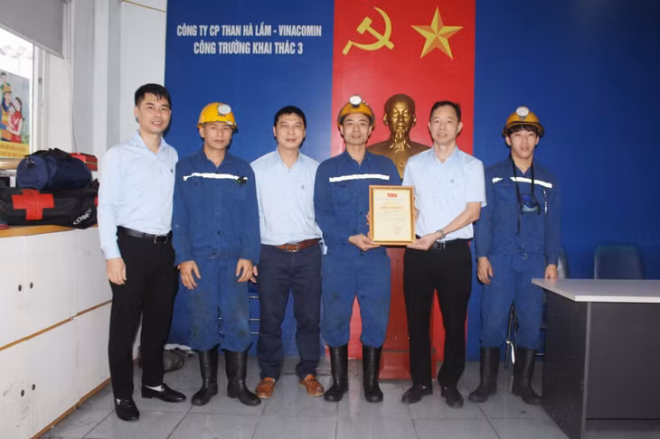 Đồng chí Trịnh Ngọc Toản (thứ 2 từ phải sang), Chủ tịch Công đoàn Công ty CP Than Hà Lầm trao thưởng gương “Người thợ mỏ - Người chiến sĩ” cho công nhân Vũ Văn Huy, Công trường Khai thác 3. Ảnh: Công ty cung cấp
