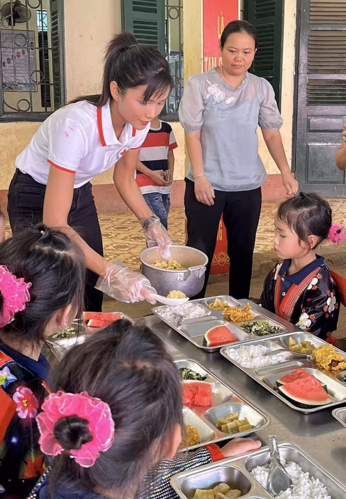 Người đẹp vào bếp nấu ăn cho trẻ em Điện Biên trong chuyến công tác hồi tháng 4. Ảnh: Nhân vật cung cấp