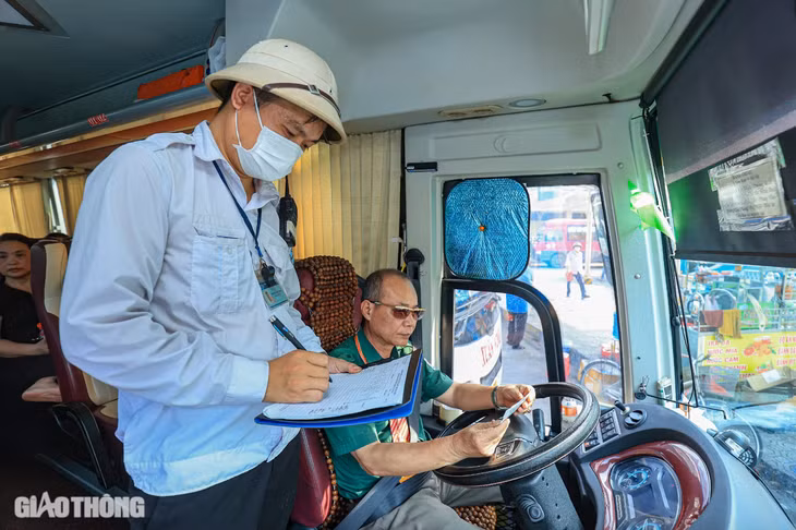 Luật TTATGT 2024 quy định, tuổi tối đa của người lái xe ô tô chở khách trên 29 chỗ, không kể chỗ của người lái xe đối với nam là 57 tuổi và nữ là 55 tuổi.
