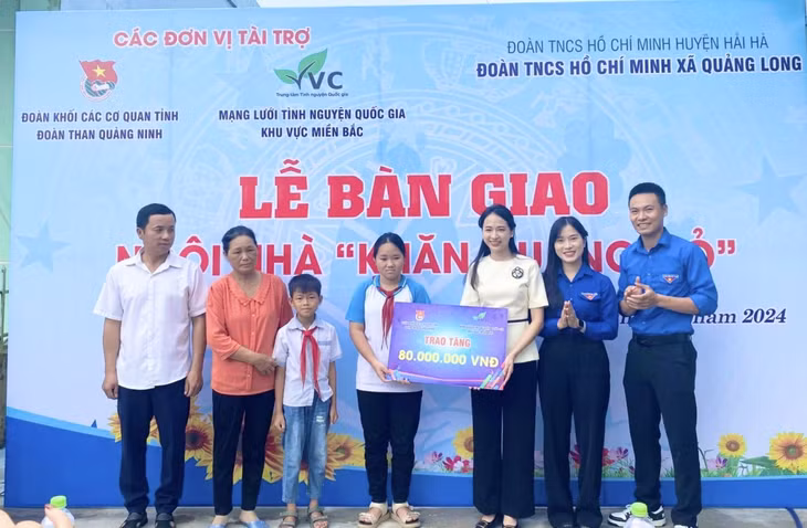 Huyện đoàn Hải Hà và Đoàn xã Quảng Long bàn giao “Ngôi nhà Khăn quảng đỏ” cho em Trịnh Quảng Lộc, thôn 7, xã Quảng Long, huyện Hải Hà.