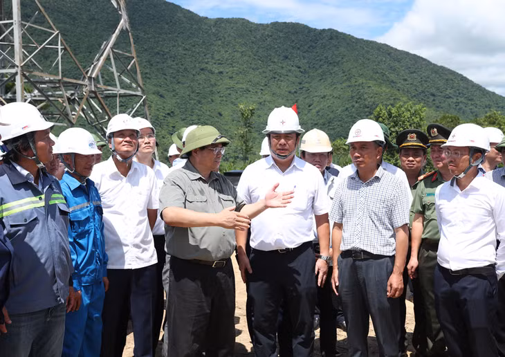 Thủ tướng Chính phủ Phạm Minh Chính kiểm tra, đôn đốc tiến độ Dự án đường dây 500kV mạch 3 từ Quảng Trạch đến Phố Nối. Ảnh EVN