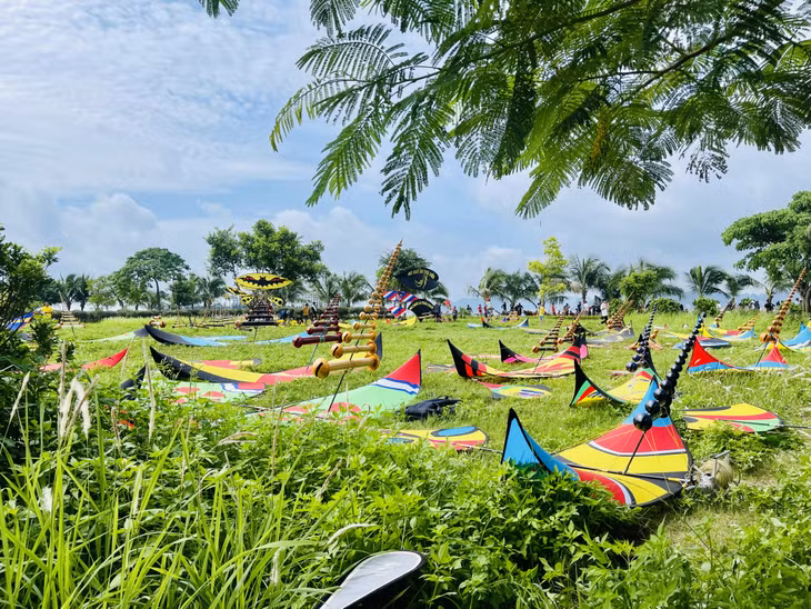 Những con diều sáo với đủ kích cỡ, màu sắc được trưng bày tại buổi giao lưu.
