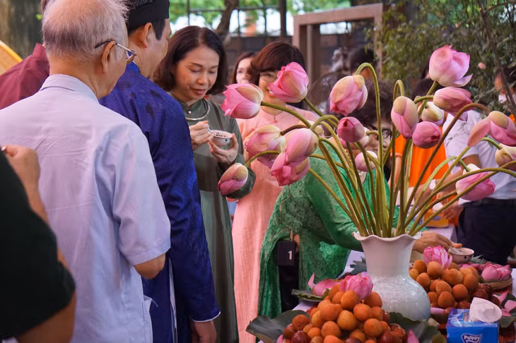 Ăn bánh gio, rượu nếp, hoa quả mùa hè để giết sâu bọ trong ngày Tết Đoan Ngọ ở Hoàng Thành Thăng Long - Ảnh: T.ĐIỂU