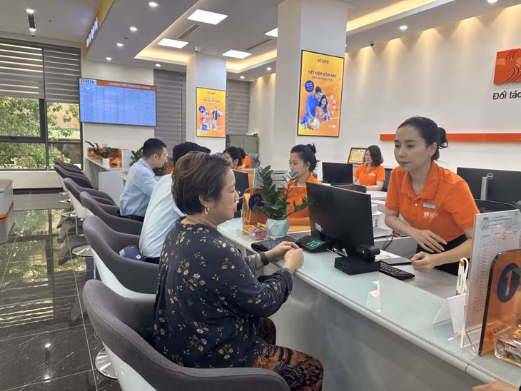 Nhân viên SHB Quảng Ninh hỗ trợ khách hàng thu thập thông tin sinh trắc học.