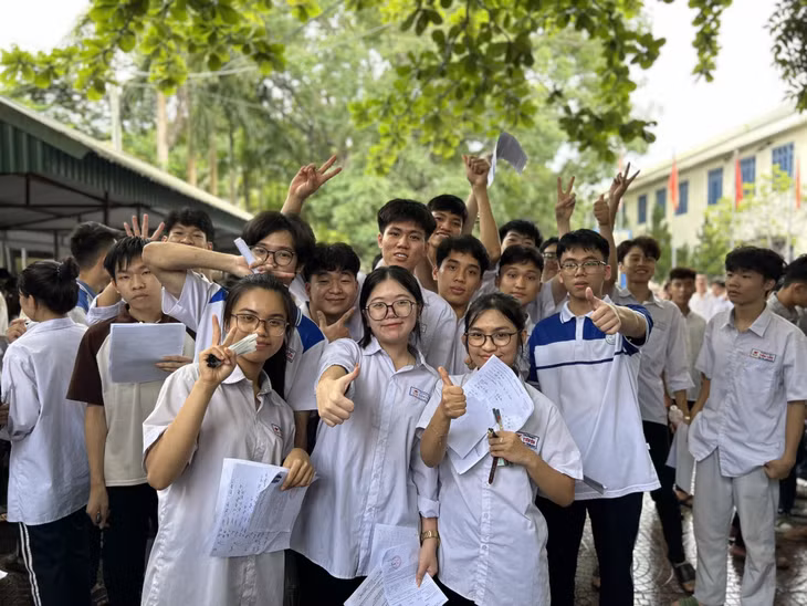 Các thí sinh tại điểm thi Trường THPT Tiên Yên thể hiện niềm vui, sự tự tin sau khi hoàn thành môn thi Ngữ văn.