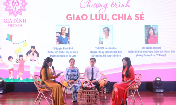 Các đại biểu tham gia tọa đàm “Xây dựng gia đình hạnh phúc thời đại 4.0” do Sở Văn hóa - Thể thao và Hội LHPN tỉnh phối hợp tổ chức.