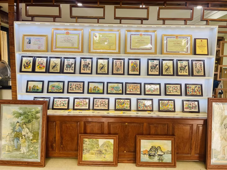 Một số sản phẩm tranh Đông Hồ trên chất liệu bột điệp đã được phóng tác thành công.