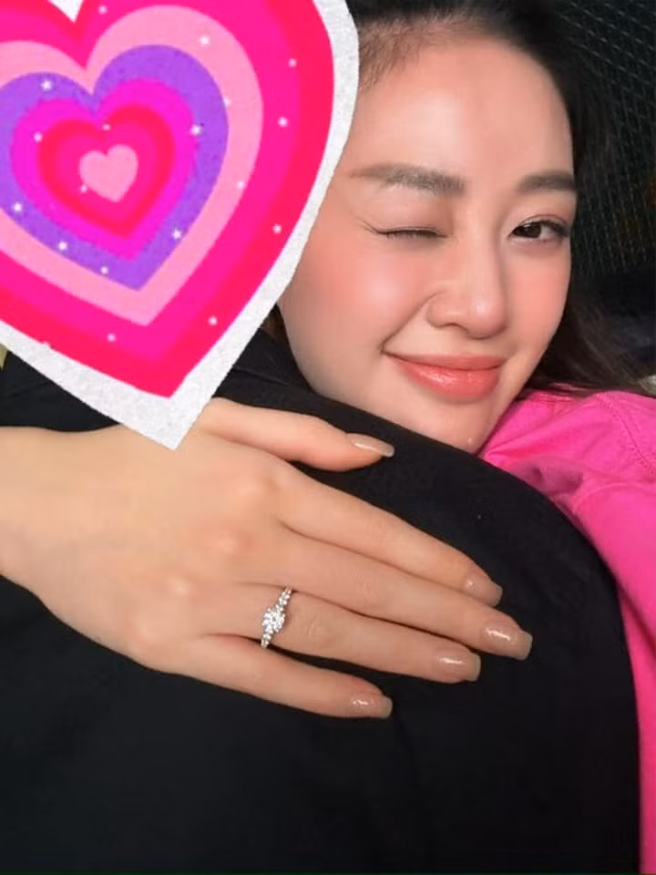 Hoa hậu Khánh Vân được bạn trai cầu hôn.