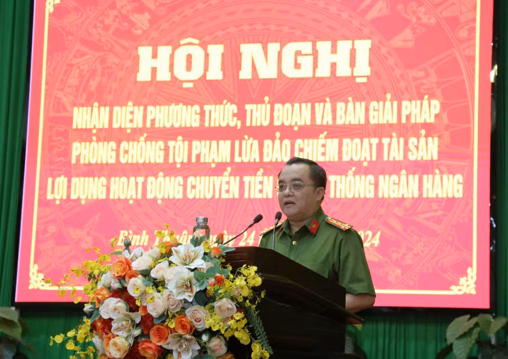Đại tá Huỳnh Ngọc Liêm, thủ trưởng Cơ quan cảnh sát điều tra Công an tỉnh Bình Thuận, phát biểu tại hội nghị - Ảnh: ĐỨC TRONG