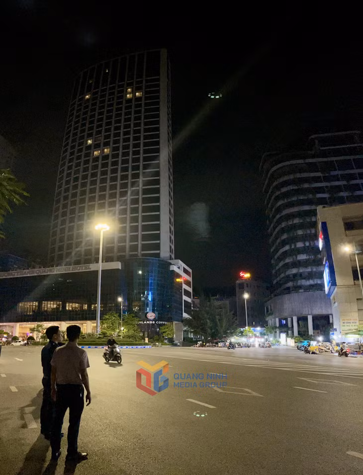 Các khách sạn lớn trên địa bàn TP Hạ Long đã tắt gần như toàn bộ hệ thống chiếu sáng quảng cáo trang trí ngoài trời.