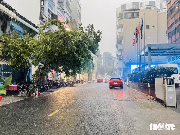 Nước mưa lênh láng trên đường Nguyễn Văn Tráng, quận 1, TP.HCM - Ảnh: LÊ THÀNH HUY
