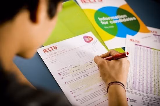 Thi chứng chỉ ngoại ngữ. Ảnh: Bích Hà