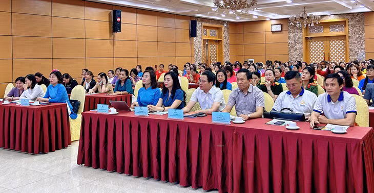 Các đại biểu tham dự chương trình.