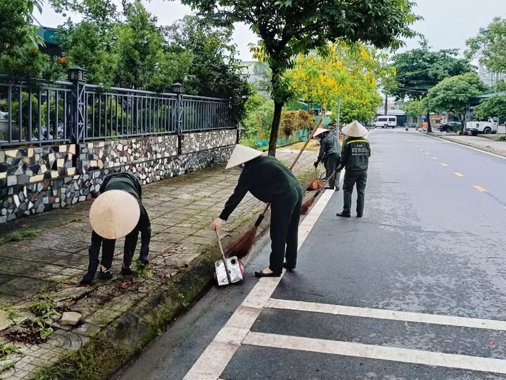 Công nhân vệ sinh môi trường thu gom rác tại thị trấn Quảng Hà.