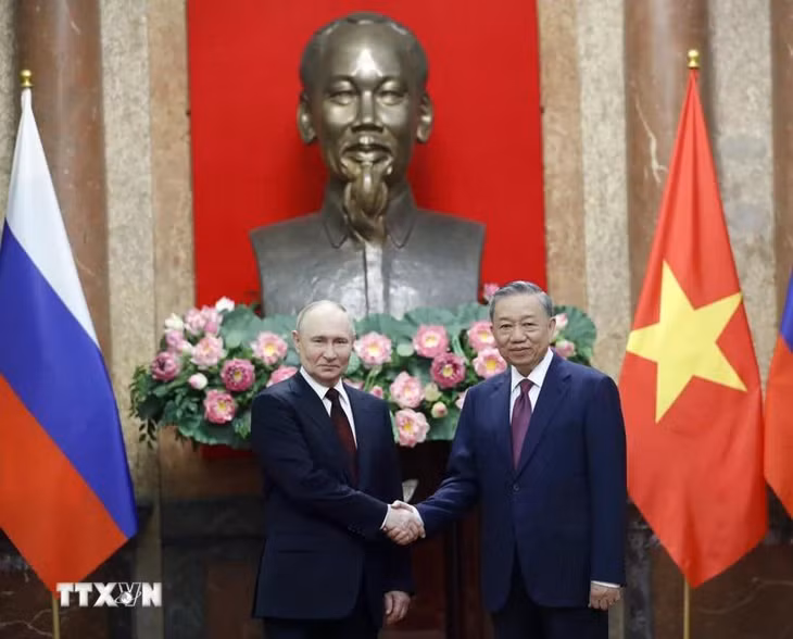 Chủ tịch nước Tô Lâm và Tổng thống Liên bang Nga Vladimir Putin chụp ảnh chung. (Ảnh: Nhan Sáng/TTXVN)
