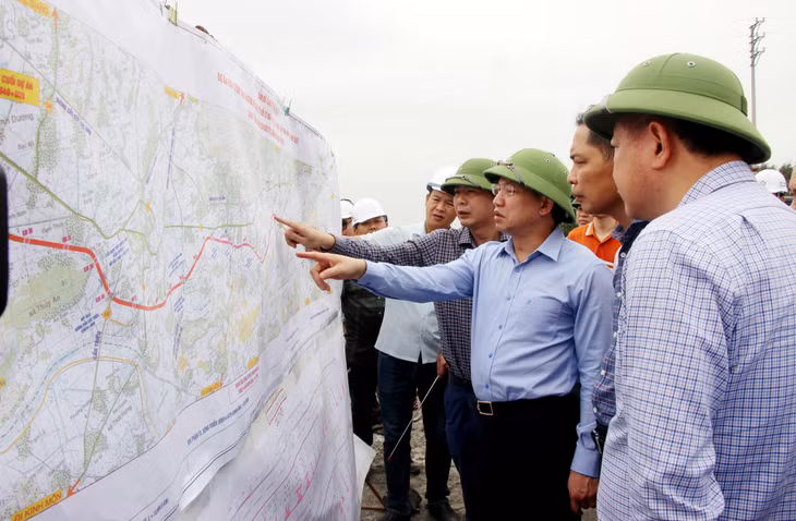 Đồng chí Nguyễn Xuân Ký, Bí thư Tỉnh ủy, Chủ tịch HĐND tỉnh, kiểm tra tiến độ thi công đường ven sông kết nối cao tốc Hạ Long - Hải Phòng đến TX Đông Triều, tháng 4/2024.