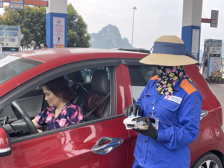 100% cơ sở kinh doanh, bán lẻ xăng dầu trên địa bàn tỉnh đã triển khai thanh toán không dùng tiền mặt.