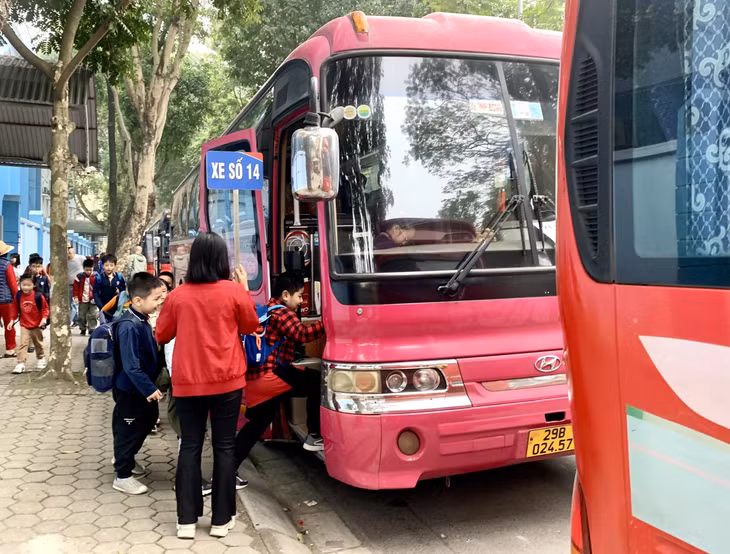 Luật mới quy định, xe đưa đón học sinh phải có thiết bị cảnh báo, chống bỏ quên trẻ trên xe (Ảnh minh họa).