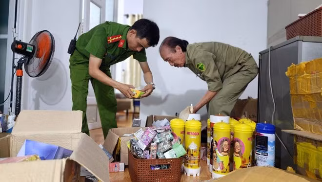 Công an phường Xuân Hà phát hiện lượng lớn bình khí cười và thuốc lá điện tử. Ảnh: Công an cung cấp
