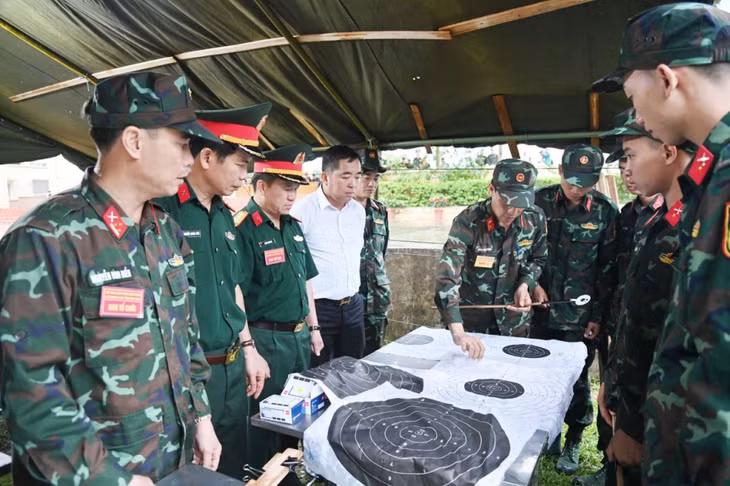 Lãnh đạo Bộ CHQS tỉnh kiểm tra kết quả bắn súng tại Hội thao bắn súng quân dụng lực lượng thường trực quân đội và dân quân tự vệ LLVT tỉnh năm 2024.