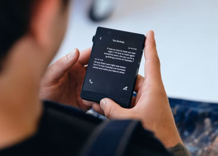 Light Phone III sở hữu nhiều cải tiến nhưng vẫn đảm bảo sự đơn giản. Theo The Verge, nâng cấp lớn nhất trên thiết bị là màn hình OLED trắng đen thay cho E Ink, kích thước 3,92 inch.