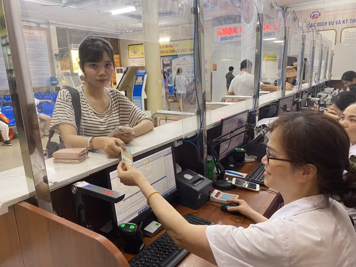 Người dân dùng thẻ CCCD gắn chíp để đăng ký khám chữa bệnh.