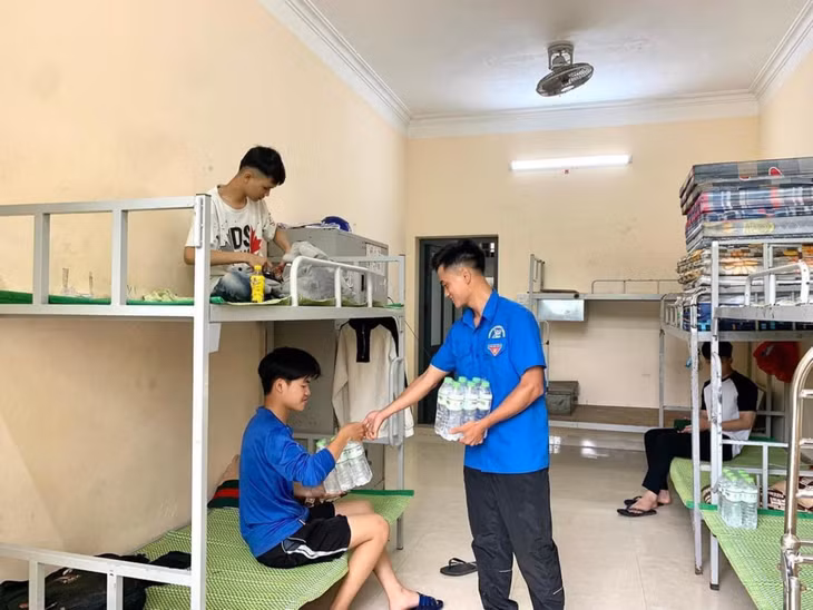 Thí sinh được phát nước miễn phí tại phòng nghỉ tại Trường PTDT Nội trú Ba Chẽ.