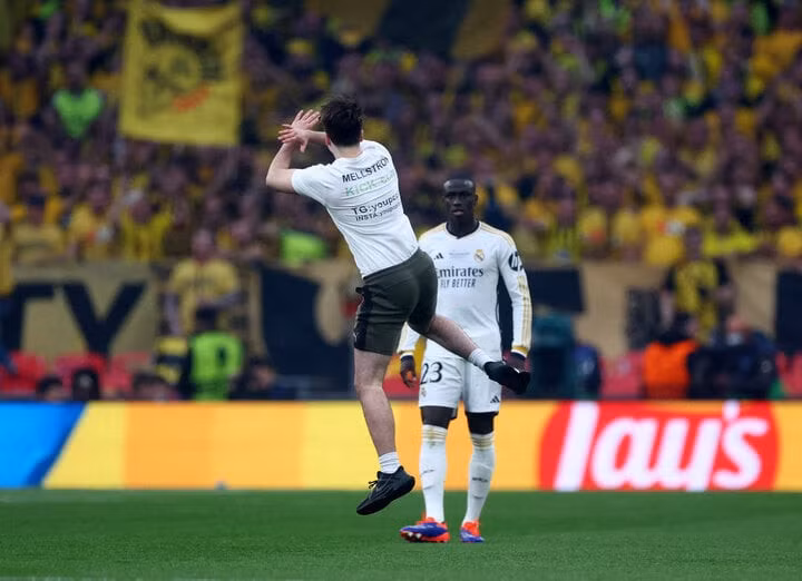 Kẻ phá rối bắt chước màn ăn mừng của Ronaldo. (Ảnh: Reuters)