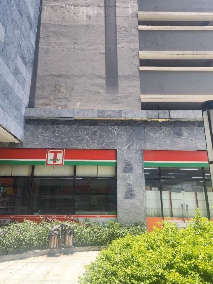 Khu vực gạch rơi trúng đầu cháu bé.