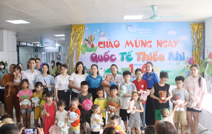 Tổ công tác xã hội Bệnh viện Bãi Cháy phối hợp với Đoàn Thanh niên đơn vị tổ chức chương trình vui Tết thiếu nhi 1/6 năm 2024 cho các bệnh nhi điều trị nội trú tại bệnh viện.